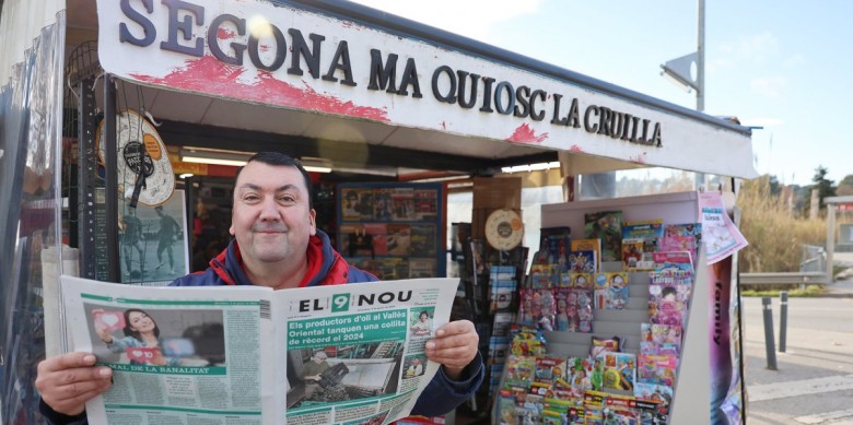 Santi Abelló ha reconvertit part del seu quiosc en una botiga de segona mà | Griselda Escrigas