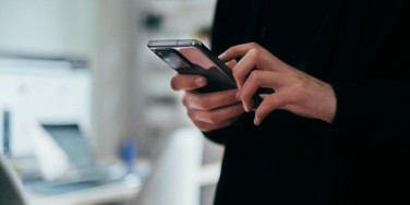 Un usuari amb el seu telèfon mòbil