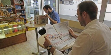 Lectors de Segre en un establiment.