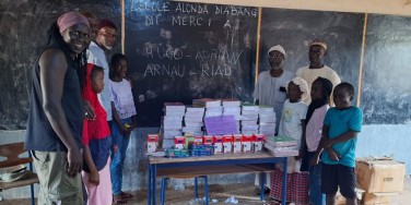El material comprat amb el Premi a la Solidaritat, i professors i alumnes  de l’escola de primària Abéné a la regió de Casamance