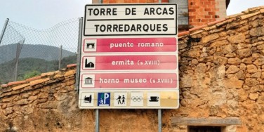 Rètol amb nomenclatura bilingüe de la comarca del Matarranya. La resta de la informació, en un castellà monolític