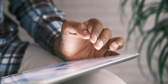 Un usuari consulta un mitjà en una tautela digital.
