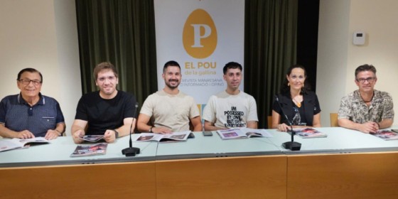 Una imatge de la taula de debat amb els mags i il·lusionistes participants