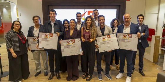 Foto de família dels premiats durant l’acte de lliurament dels guardons, amb la directora de Segre, Anna Sàez, a l'esquerra de la imatge.