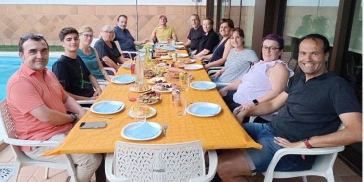 Els membres de l'equip de l'Avenç del Palau d’Anglesola en una desenfadada imatge estiuenca