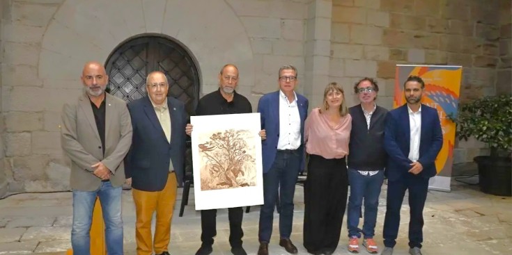 L’editor Joan Sala (Comanegra), amb el gravat del Premi Rosa Fabregat, a l’IEI amb autoritats i organitzadors del festival.