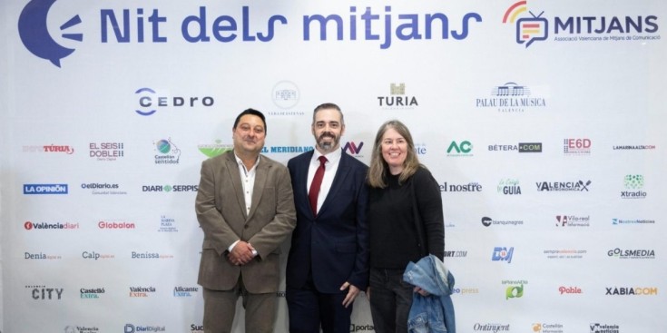 Ferran Perdrix (esquerra) i Estel Huguet, vicepresident i vocal de la junta de l'ACPC, amb el president de MITJANS, Santiago Calaforra, ahir a València