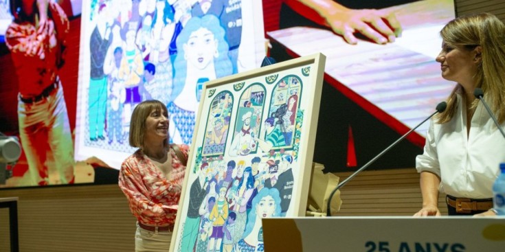 L’artista lleidatana Sonia Alins, amb la conductora de l’acte, Núria Sirvent, va revelar la litografia original que ha creat per celebrar els 25 anys de Lleida TV.