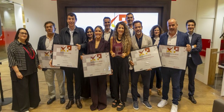 Foto de família dels premiats durant l’acte de lliurament dels guardons, amb la directora de Segre, Anna Sàez, a l'esquerra de la imatge.