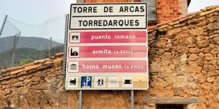 Rètol amb nomenclatura bilingüe de la comarca del Matarranya. La resta de la informació, en un castellà monolític