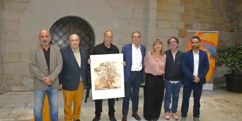 L’editor Joan Sala (Comanegra), amb el gravat del Premi Rosa Fabregat, a l’IEI amb autoritats i organitzadors del festival.