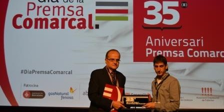 Carles Ayats, president de l'ACPC, fent entrega del trofeu a Arnau Olesti
