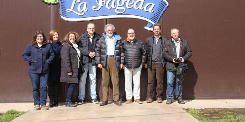 Representants de diferents publicacions amb Francesc Fàbregas, president de l'ACPC, i Cristóbal Colón, de Fundació la Fageda