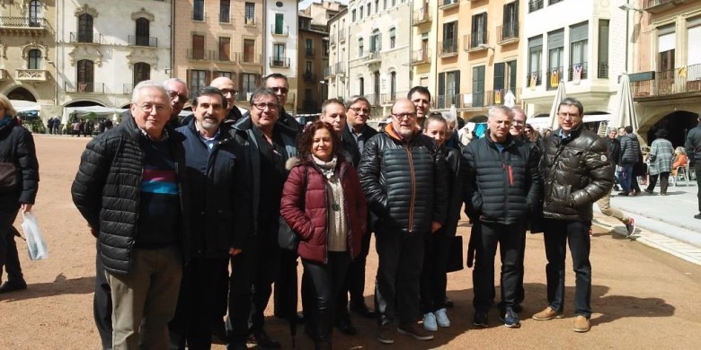 Els assistents a la trobada, a la plaça Major de Vic. Foto ACPC