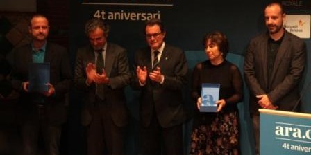 Joan Maria Pou, a la dreta, després de lliurar el premi 'Tatiana Sisquella a la contribució social' i una menció especial, amb el president de la Generalitat, Artur Mas, el president del rotatiu, Ferran Rodés, i els dos premiats