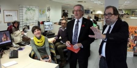 El director de BTV, Àngel Casas, ensenya a l'alcalde, Xavier Trias, les instal·lacions de BTV i Barcelona FM