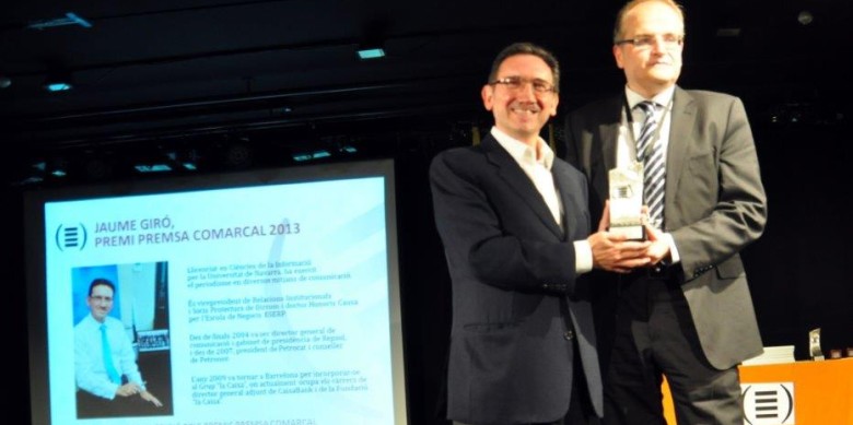 Jaume Giró rep de Carles Ayats el Premi Premsa Comarcal l'any 2013
