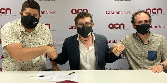 L'editor de 'La Mira', Joan Camp, el director de 'La Mira', Francesc Canosa i el director de l'ACN, Marc Colomer, després de signar el conveni