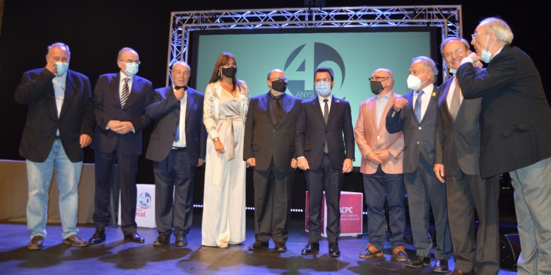 Tots els expresidents de l'ACPC amb el president de la Generalitat Pere Aragonès, la presidenta del Parlament Laura Borràs, i l'actual president de l'ACPC Francesc Fàbregas a l'esceneri del Gran Teatre del Liceu.