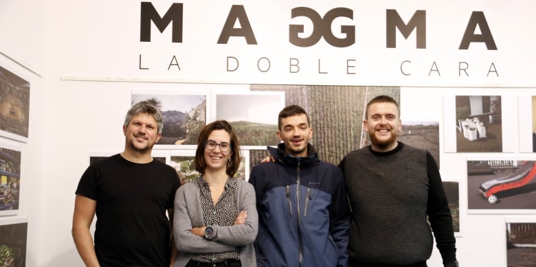 D'esquerra a dreta: Jordi Costa, Paula Artés, David Melero i Carles Rabadà, a l'exposició sobre el volcà de la Palma, a la Paeria de Balaguer / ACN