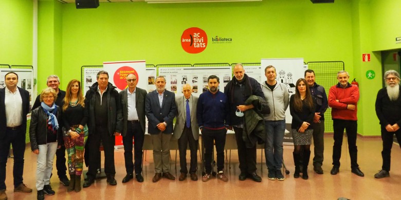 Els convidats a la taula i un bon grup de col·laboradors i col·laboradores actuals de la revista en acabar l’acte