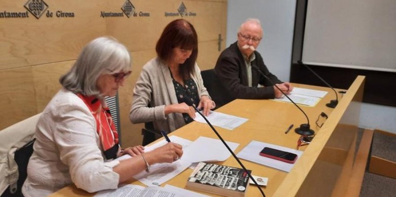 La signatura del conveni entre l'alcaldessa de Girona, Marta Madrenas, i la vídua de Just Manuel Casero, Maria Mercè Gumbau. Ajuntament de Girona