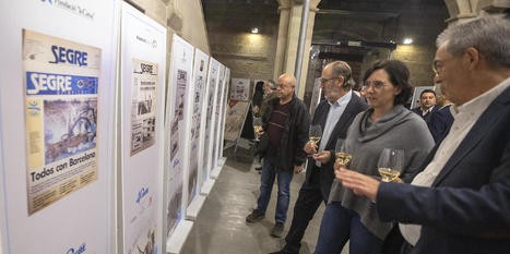 L’alcaldessa de Solsona, Judit Gisbert, i el director de Segre, Santiago Costa, comentant algunes de les portades de l’exposició. / SEGRE