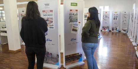 Dos de les visitants que no s'han perdut l'exposició de 'Segre' a Tàrrega / Laia Pedrós