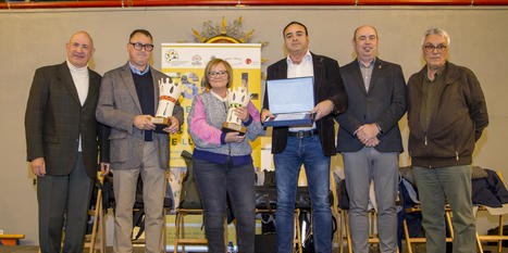La subdirectora del diari 'Segre' Anna Gómez amb la resta de premiats i autoritats a la gala de Balaguer / Jordi Echevarria - Segre