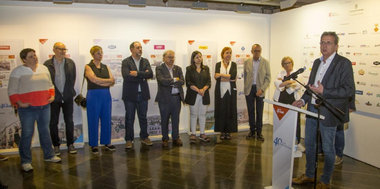 El president de la Diputació, Joan Talarn, va encapçalar la inauguració a l'Institut d'Estudis Ilerdencs de l'exposició de portades dels 40 anys del diari 'Segre' / Jordi Echevarria - Segre