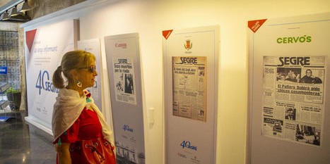 Una visitant a l’exposició de 40 anys de SEGRE a l’Institut d’Estudis Ilerdencs / Gerard Hoyas - Segre