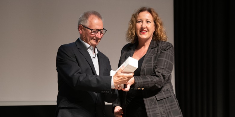 Joan Carles Codolà, rebent el premi de Núria de José