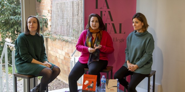 La directora de SEGRE, Anna Sàez, entre les autores, Mariona Visa i Sònia Quer, a La Fatal / Jordi Echevarria SEGRE