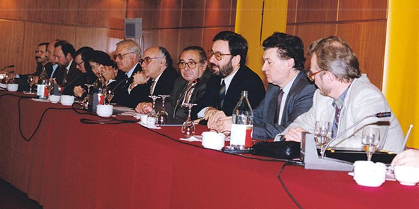 Una de les taules ·amb Josep Pernau, degà del Col·legi, i Narcís Serra, vicepresident del Govern, entre altres· durant el Segon Congrés de Periodistes. Font: Arxiu Col·legi de Periodistes