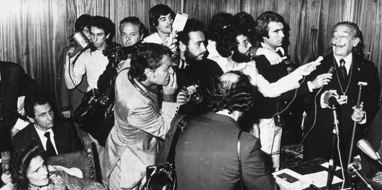 Salvador Dalí i els periodistes protagonitzen una taula rodona a Figueres. Font: Arxiu Família Guardiola