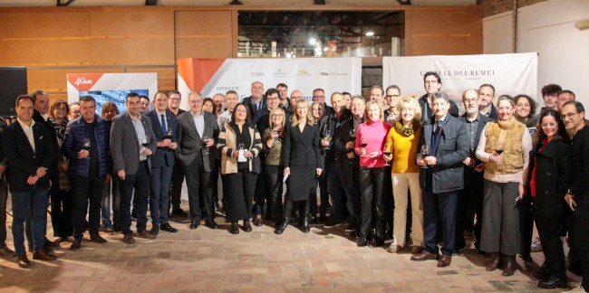 Foto de grup de tots els assistents ahir a l’acte inaugural de l’exposició al Castell del Remei - M. Codinas / Segre