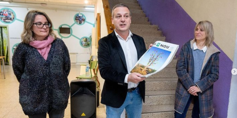 Agustí Danés, director d'El 9 Nou, mostra la portada guanyadora, acompanyat de l'alcaldessa de Granollers i la directora de L'Institut Celestí Bellera. Foto: Toni Torrillas.