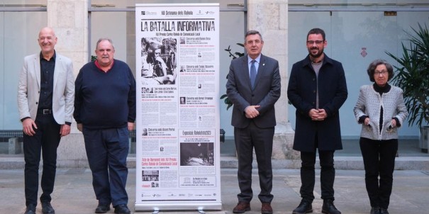 Quim Salvi, Jordi Grau, Miquel Noguer, Lluc Salellas i M.Àngels Prat, amb el cartell de la XII Setmana dels Rahola / Miquel Millan - Diputació de Girona