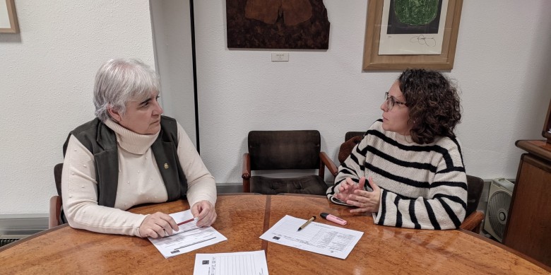 La tinenta d’alcalde i regidora de Polítiques Feministes, Carme Valls, i la presidenta del Col·legi de Periodistes de la Demarcació de Lleida, Laura Alcalde, s’han reunit per dur a terme l’acte d’obertura dels treballs que opten a l’XVII Premi Mila de Per