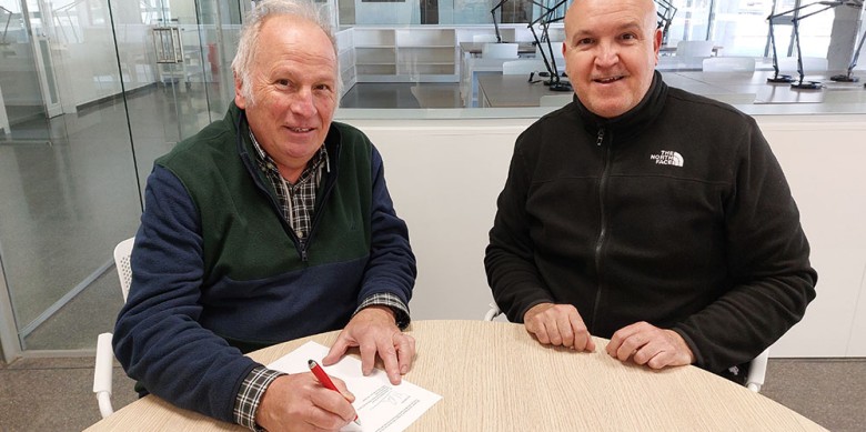 Signatura del contracte de cessió entre Josep Maria Rué, president de l’Associació Cultural El Cérvol, i Fernando Lázaro,  director de l’Arxiu Comarcal