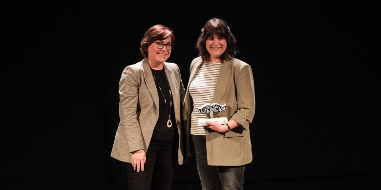 Clara Pedrosa rep el premi acompanyada de Susanna Quintana, vicepresidenta de la Demarcació de Girona del Col·legi de Periodistes