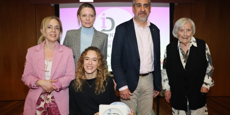 Les tres premiades amb la presidenta del grup El 9 Nou, Beth Codina; i el delegat del govern de la Generalitat, Joan Borràs. Foto: Griselda Escrigas, El 9 Nou
