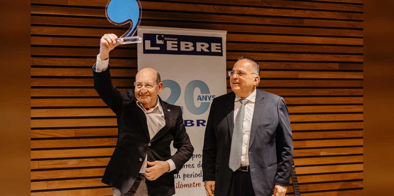 El Doctor Joan Lluís Borràs Balada amb el Premi Valor Ebrenc 2023 acompanyat de Ximo Rambla, editor del Setmanari l'Ebre, organitzadors de l'acte. / Foto: Claudio Ianau