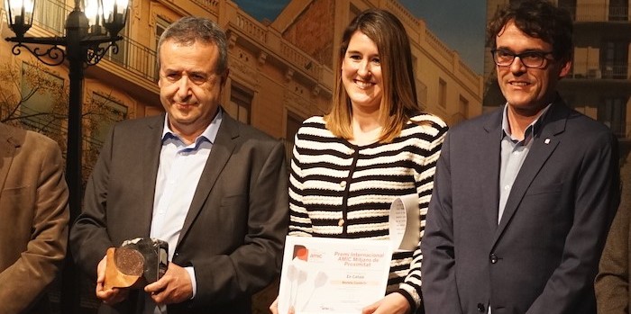 El director i la periodista de 'Revista Cambrils', Lluís Rovira i Cristina Sierra, recollint el premi en la categoria En Català | Andreu Dalmau