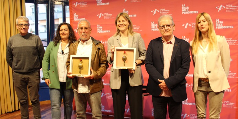 Josep Lluís Villa, el tercer per l'esquerra, amb la resta de premiats, divendres a la tarda a Tortosa. Foto. Col·legi de Periodistes