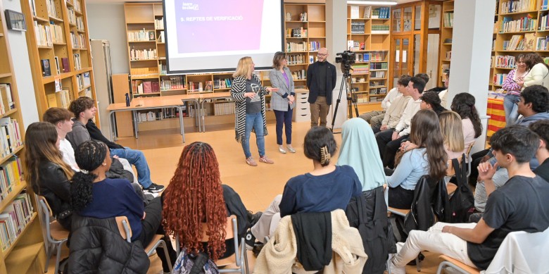 El taller sobre desinformació impartit per "Learn to check" i impulsat per l'Oficina del Parlament Europeu a Barcelona i el Govern que s'ha organitzat aquest dilluns a l'Institut Salvador Espriu de Salt / GENERALITAT DE CATALUNYA