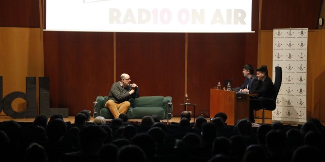 Jordi Basté, de RAC1, durant la ponència davant d’una atapeïda sala d’actes del Rectorat de la UdL / Amado Forrolla -  SEGRE