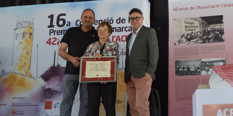 Conxita Rabadà Vives, de la revista Caliu, rebent la menció de mans de Jordi del Río, director General de Mitjans de Comunicació, i Antoni Villas Miranda, alcalde de Juneda