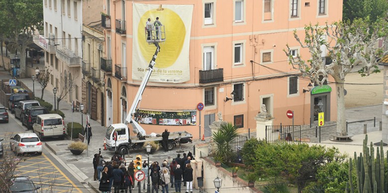 Instantània el moment que es va presentar el nou cartell amb el desplegament d'una lona a l'Empedrat del Marxant. | Foto: Òscar Pallarès