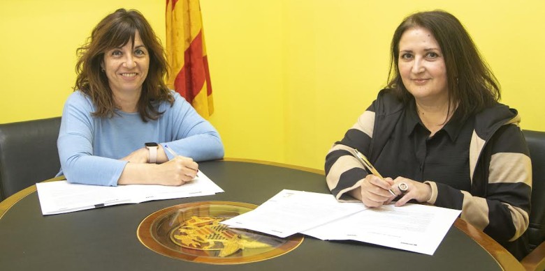 L’alcaldessa de Tàrrega, Alba Pijuan, (dreta) i la directora de Segre, Anna Sàez, firmant el conveni | Foto: Laia Pedrós